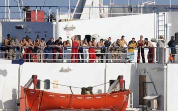 Οι πειρατές απειλούν να ανατινάξουν το ουκρανικό πλοίο στη Σομαλία