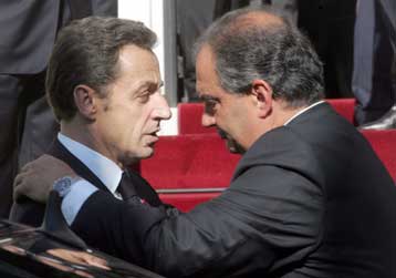 Στο Παρίσι για την έκτακτη σύνοδο των χωρών της Ευρωζώνης ο πρωθυπουργός