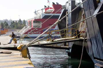 Με το φόβο της ακτοπλοϊκής απομόνωσης ζουν χιλιάδες νησιώτες