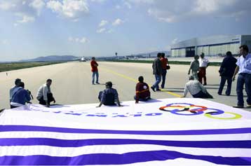 Συμφωνία Χατζηδάκη με πιλότους και δύο σωματεία συμβασιούχων της Ολυμπιακής