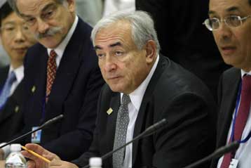 Το διεθνές οικονομικό σύστημα «στο χείλος της κατάρρευσης» προειδοποιεί ο Στρος-Καν