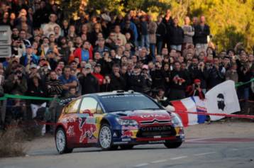 Αγκαλιά με τον τίτλο ο Λοέμπ μετά την κατάκτηση του Ράλι της Κορσικής