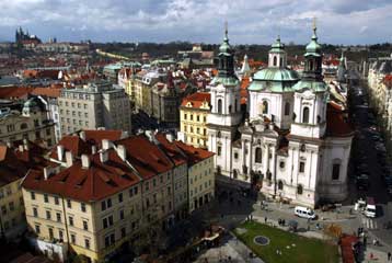 Κατηγορίες για συνεργασία του Κούντερα με το κομμουνιστικό καθεστώς της Τσεχοσλοβακίας