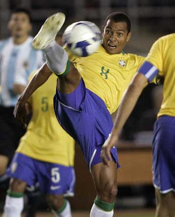 «Ο τέλειος αμυντικός χαφ» έγραψαν για την έμφάνιση του Ζιλμπέρτο με τη Βραζιλία