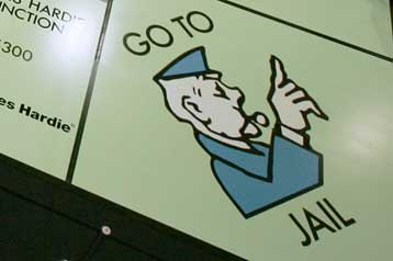 Αποζημίωση δικαιούνται όσοι φυλακίστηκαν για χρέη μαζί με ποινικούς κρατουμένους