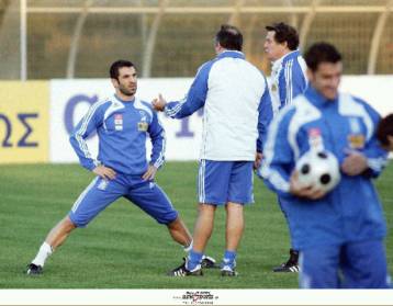 Εξαιρετικά αμφίβολος ο Καραγκούνης, φαβορί η Ελλάδα για τον Χίτζφελντ