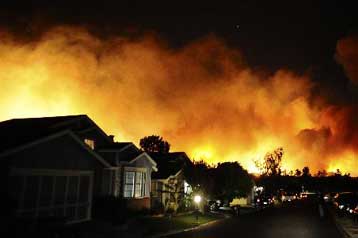Μάχη απέναντι σε τεράστιες φλόγες δίνουν οι πυροσβέστες κοντά στο Λος Αντζελες