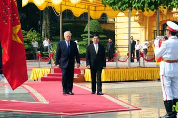 Στο μαυσωλείο του Χο Τσι Μινχ ο Κ.Παπούλιας, συνεχίζοντας την επίσκεψη στο Βιετνάμ