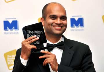 Στον Ινδό Αραβίντ Αντίγκα το λογοτεχνικό βραβείο Μπούκερ