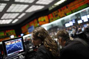 Συντονισμένη «ένεση» ρευστότητας ύψους 254 δισ. δολαρίων από τρεις κεντρικές τράπεζες