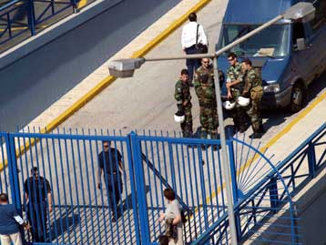 Επεισόδια και δακρυγόνα στον ΟΛΠ όταν λιμενεργάτες προσπάθησαν να εισέλθουν στο κτίριο