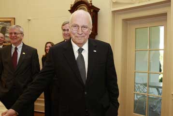 Αρρυθμία εμφάνισε ο Ντικ Τσένι και υποβλήθηκε σε θεραπευτική αγωγή