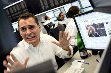 Περιορίζονται οι απώλειες στα διεθνή χρηματιστήρια, φόβοι για παγκόσμια ύφεση