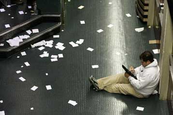 Πτώση 50% από τα επίπεδα-ρεκόρ του Ιουλίου σημειώνει η τιμή του πετρελαίου