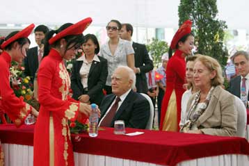 Βλάβη στο αεροσκάφος που μεταφέρει τον Κάρολο Παπούλια από το Βιετνάμ στην Αθήνα