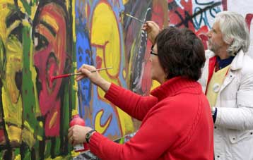 Αποκαθίστανται οι τοιχογραφίες στο Τείχος του Βερολίνου