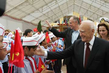 Με άλλο αεροσκάφος της Ολυμπιακής επιστρέφει από το Βιετνάμ ο Κάρολος Παπούλιας