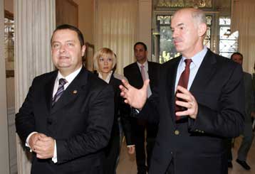 Με τον αντιπρόεδρο της σερβικής κυβέρνησης Ιβ.Ντάσιτς συναντήθηκε ο Γ.Παπανδρέου
