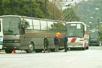 Επίθεση κατά των πούλμαν που μετέφεραν οπαδούς του Αρη