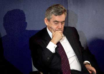 Δεν έπεισαν τους Βρετανούς οι χειρισμοί Μπράουν για την οικονομική κρίση