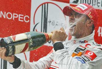 Τέρμα το γκάζι στη Σανγκάη, φουλάρει για τίτλο ο Χάμιλτον