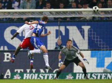 Ισόπαλο με τη Σάλκε το Αμβούργο αλλά παρέμεινε πρώτο