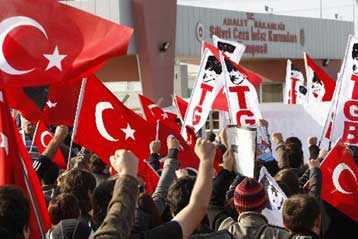 Χαοτική η έναρξη της δίκης του παρακρατικού δικτύου Εργκένεκον στην Τουρκία