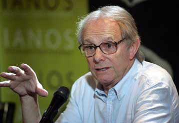 Το σινεμά πρέπει να θέτει ερωτήματα στους κυβερνώντες, λέει ο Κεν Λόουτς από την Αθήνα