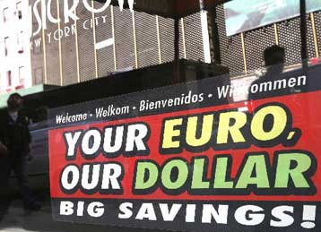 Το ευρώ υποχωρεί στο χαμηλότερο επίπεδο της διετίας, κάτω από τα 1,28 δολάρια