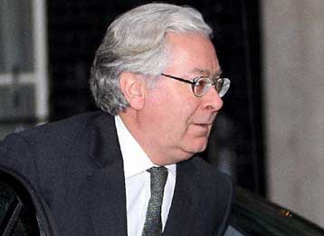 Ύφεση της βρετανικής οικονομίας δήλωσε για πρώτη φορά ότι αναμένει ο Γκ.Μπράουν