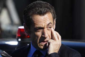 Ο Νικολά Σαρκοζί… κυκλοφορεί σε «κούκλα βουντού» και απειλεί με μήνυση