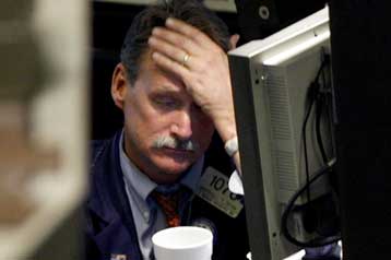 Η ανησυχία για τη διεύρυνση της κρίσης έφερε νέα κάθετη πτώση των δεικτών