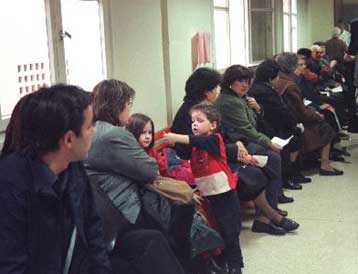 Στη δίνη των ελλειμμάτων το ΙΚΑ, «μαύρη τρύπα» δισ. ευρώ στα ασφαλιστικά ταμεία