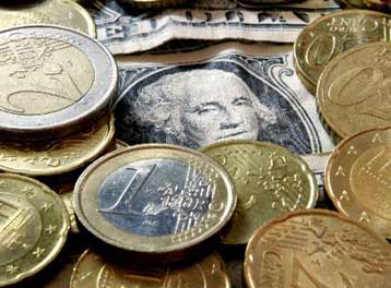 Σε χαμηλό διετίας υποχωρεί το ευρώ, πάνω από τα 67 δολάρια το πετρέλαιο