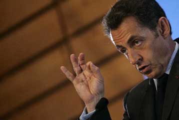 Μήνυση κατέθεσε ο Σαρκοζί για τις «κούκλες βουντού» με τη μορφή του