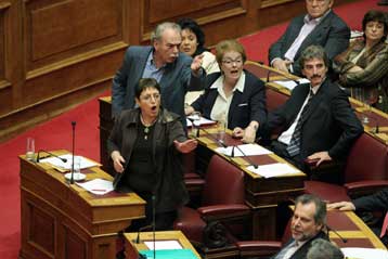 Θερμό επεισόδιο ΚΚΕ-ΠΑΣΟΚ στη διάρκεια της συζήτησης για την Προανακριτική