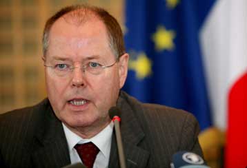 Η κρίση απέχει πολύ από το να έχει τελειώσει, δηλώνει ο Γερμανός υπουργός Οικονομίας