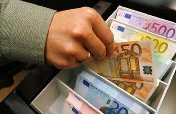 Η αγορά πιέζει για κρατική στήριξη ώστε να τονωθεί η ρευστότητα στην οικονομία