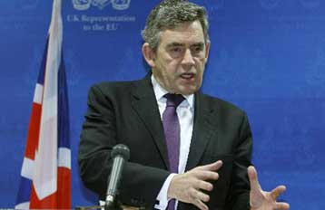 Την αύξηση του κρατικού δανεισμού για να αποτραπεί η ύφεση υπερασπίζεται ο Γκ.Μπράουν