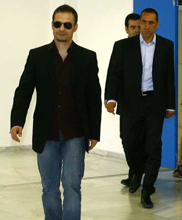 «Ούτε παραιτήθηκε, ούτε… φεύγει» λέει η ΑΕΚ για Δώνη