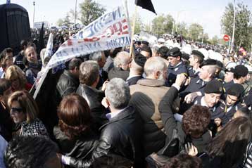 Επεισόδια μεταξύ αστυνομικών και εργαζομένων σε Λαναρά, Βιαμύλ και Siemens