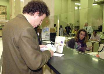 Επιβραδύνεται ο ρυθμός αύξησης των δανείων προς τα νοικοκυριά