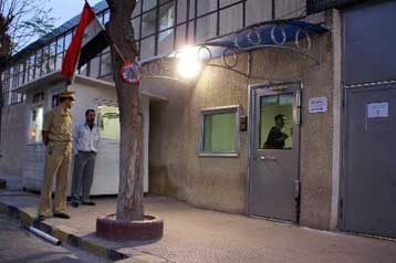 Κλείνει η αμερικανική πρεσβεία στη Δαμασκό μετά την αεροπορική επιδρομή