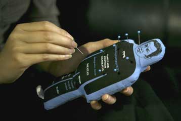 Ελεύθερη στο εμπόριο με δικαστική απόφαση η κούκλα βουντού με τη μορφή του Σαρκοζί