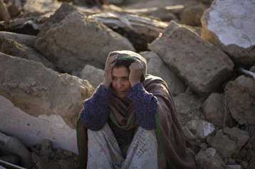 Στους 215 έφτασαν οι νεκροί από τον φονικό σεισμό στο Πακιστάν