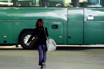 Επίθεση με πέτρες εναντίον λεωφορείου του ΚΤΕΛ έξω από τα Μέγαρα