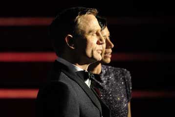 Αρωμα από Μπάκινγκχαμ στην παγκόσμια πρεμιέρα τού «Quantum of Solace»