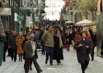 Η οικονομική στενότητα οδηγεί σε μείωση πωλήσεων στο λιανεμπόριο