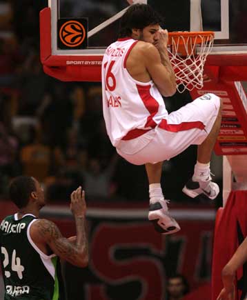 «Ζέστανε» τους οπαδούς του ο Ολυμπιακός, «πάγωσε» τους δικούς του ο Παναθηναϊκός