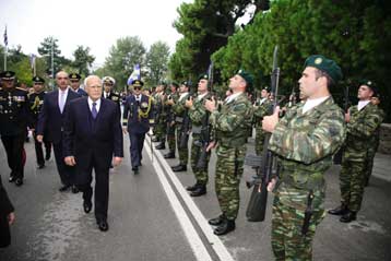 Η Ελλάδα απορρίπτει αιτιάσεις των Σκοπίων για συνθήματα κατά την παρέλαση